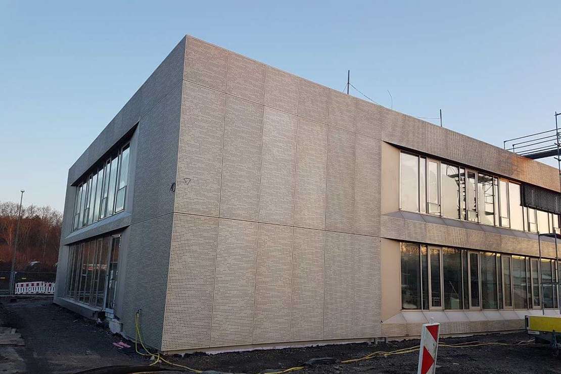 Fassade aus eloxiertem Lochblech - Pluto Herne