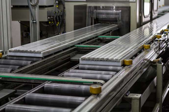 Geschliffen Eloxieren - Mechanische Vorbehandlung von Aluminium